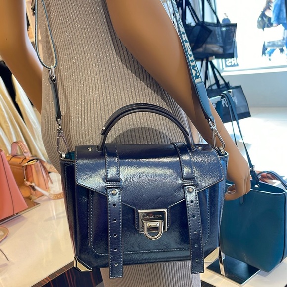 MICHAEL KORS
Manhattan Medium TH SCHOOL Crackled Metallic Leather SATCHEL
TEAL - Picture 7 of 16